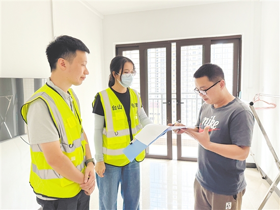 臺山市住房和城鄉(xiāng)建設(shè)局工作人員向入住消殺隊員提供貼心關(guān)懷和服務(wù)。