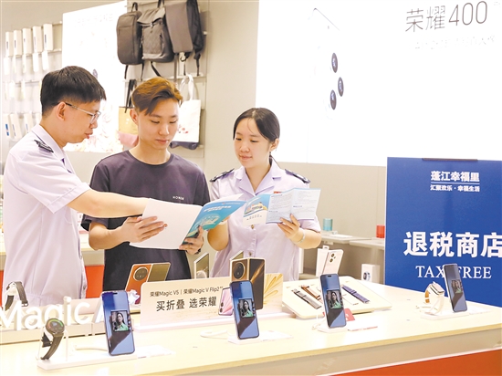 稅務(wù)工作人員在全市首家離境退稅商場(chǎng)“蓬江幸福里”開展輔導(dǎo)工作。