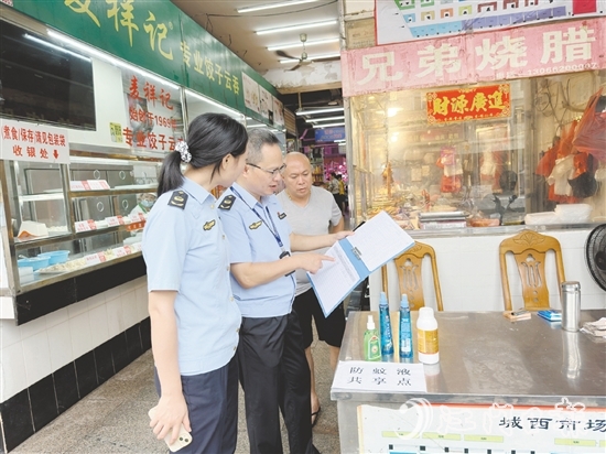 市場(chǎng)監(jiān)管人員到農(nóng)貿(mào)市場(chǎng)檢查消殺臺(tái)賬。