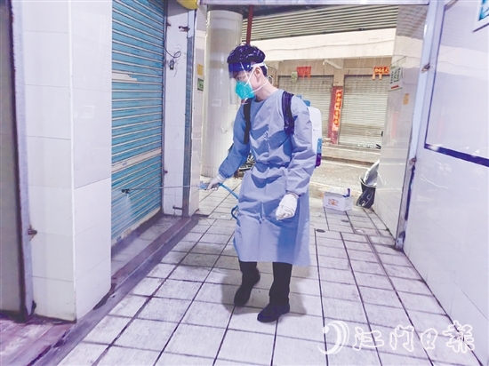 農(nóng)貿(mào)市場(chǎng)積極做好消殺工作，切斷蚊媒傳染病傳播鏈條。