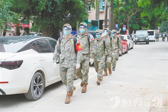 以黨員民兵為骨干的應(yīng)急分隊集結(jié)，奔赴重點社區(qū)、鄉(xiāng)鎮(zhèn)村組。