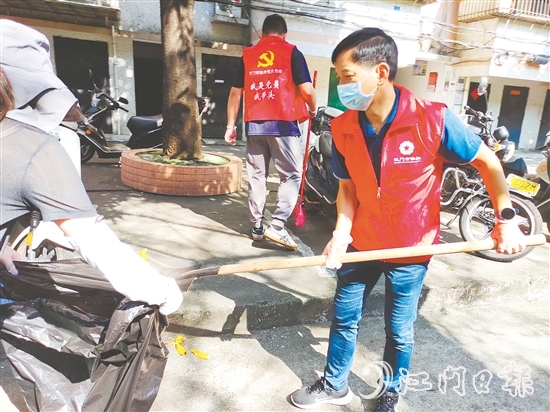 僑界志愿者下沉社區(qū)開展滅蚊防蚊專項行動。