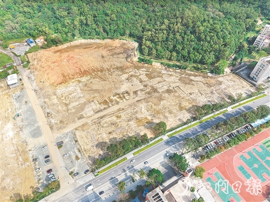 整改后：平整后的空地可用作臨時停車場，緩解上下學(xué)高峰期，學(xué)校周邊的交通壓力。