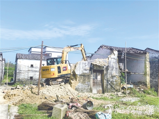 橫陂鎮(zhèn)以“三清三拆”為抓手，加強環(huán)境整治。