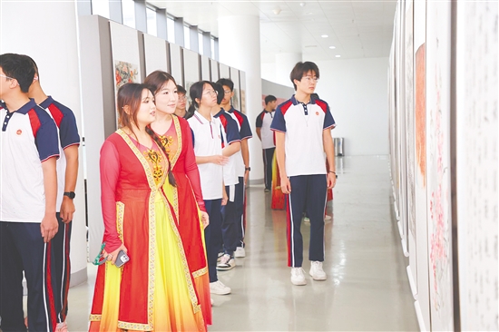 各民族青少年在五邑大學(xué)參觀書畫作品展。