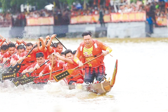 廖長亮（最前者）參加廣東省第五屆傳統(tǒng)龍舟錦標(biāo)賽。
