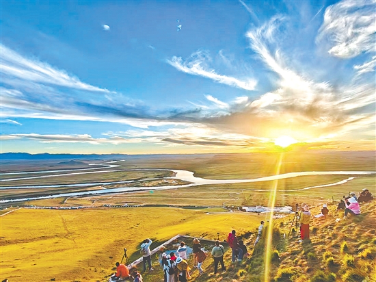 當下正是賞秋游的好時節(jié)。圖為四川黃河九曲第一灣秋景。