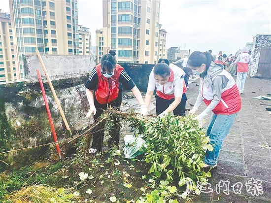 志愿者深入社區(qū)，清理天臺雜物。