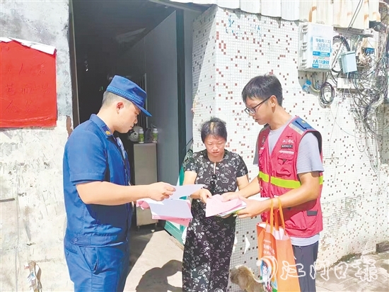 圭峰會城點(diǎn)對點(diǎn)發(fā)力，通過入戶走訪強(qiáng)化宣傳引導(dǎo)，向群眾普及防蚊知識。