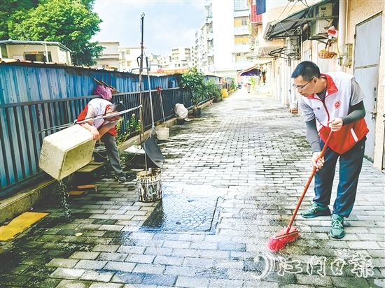 黨員干部積極投入愛國衛(wèi)生運(yùn)動。