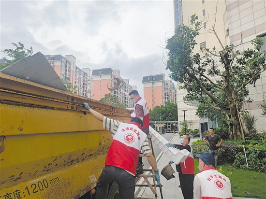 開平文聯(lián)志愿者下沉社區(qū)，協(xié)助清理垃圾，消除蚊蟲孳生地。