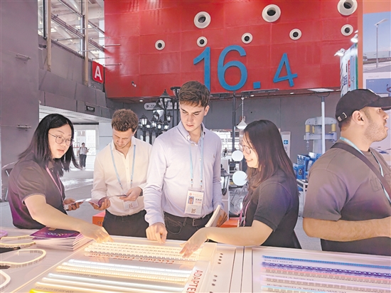 第138屆廣交會上，一家江門企業(yè)帶來的無頻閃燈帶吸引到不少客商駐足了解。