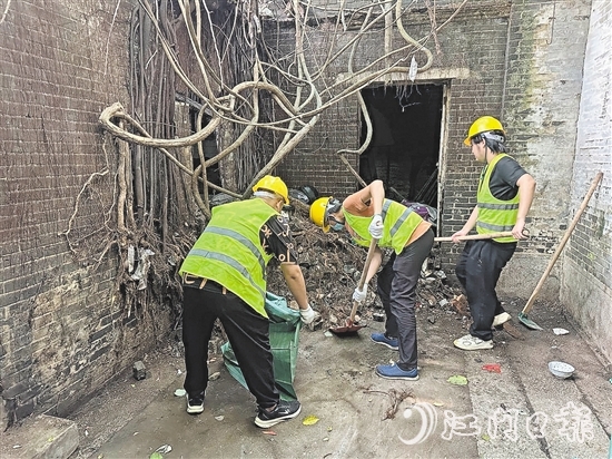 區(qū)城市管理綜合執(zhí)法局組建200人環(huán)境整治攻堅(jiān)隊(duì)，深入水南六里的巷道、老宅，對(duì)“環(huán)境頑疾”發(fā)起總攻。