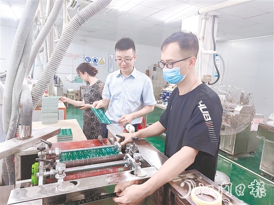 江門建行工作人員走訪企業(yè)，積極對接企業(yè)融資需求。