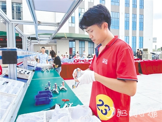 比賽現(xiàn)場，參賽選手們紛紛亮出“看家本領(lǐng)”。