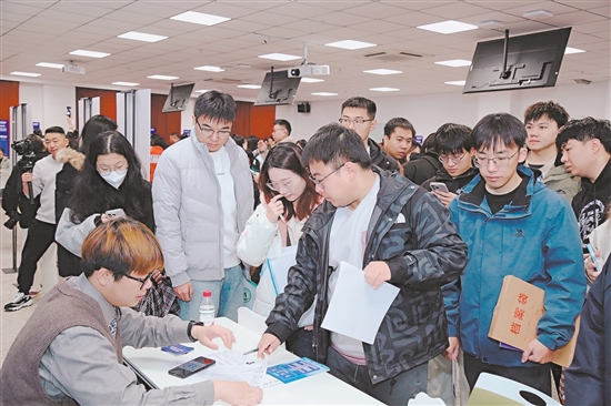 海目星、嘉士利、長優(yōu)實(shí)業(yè)等江門優(yōu)質(zhì)企業(yè)獲青睞，招聘展位吸引了不少學(xué)子前來投遞簡歷。