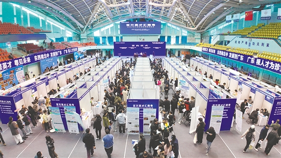 招聘現(xiàn)場人頭攢動(dòng)，共吸引2895名黑龍江學(xué)子入場。