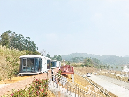 ▲圍繞藍(lán)田水閘打造的休閑場(chǎng)景更讓人流連忘返。圖為太空艙民宿。