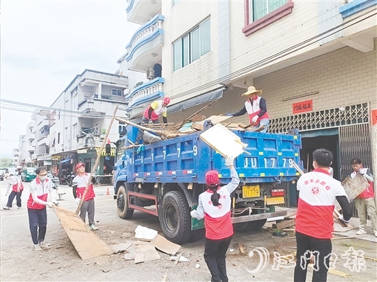 恩平市水利系統(tǒng)干部職工積極參與環(huán)境整治。 恩平市水利系統(tǒng)干部職工積極參與環(huán)境整治。