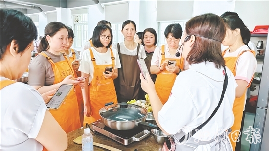 學員們在講師的指導下，學習制作營養(yǎng)均衡、適合嬰幼兒的餐點。