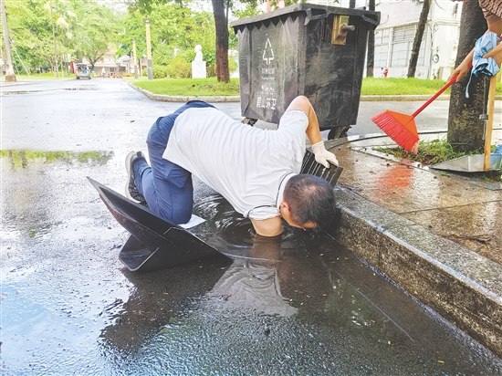 馮志明在清理下水道。