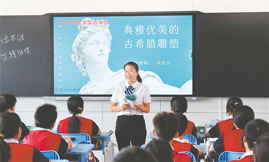 鄧賢芳堅持“以學生為中心”，打造“有趣、有料、有效、有人”的課堂。受訪者供圖