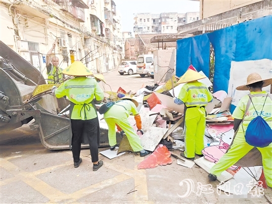 針對(duì)重點(diǎn)場(chǎng)所，區(qū)城市管理綜合執(zhí)法局統(tǒng)籌應(yīng)急力量開展專項(xiàng)行動(dòng)。圖為環(huán)衛(wèi)工人正在清運(yùn)垃圾。