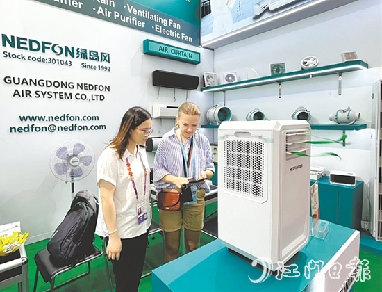 臺山參展企業(yè)的創(chuàng)新產(chǎn)品受到眾多外國客商的青睞，使企業(yè)在激烈的市場競爭中脫穎而出。