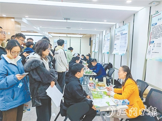 臺山重點招聘單位前排起長龍，求職畢業(yè)生積極投遞簡歷、咨詢交流。