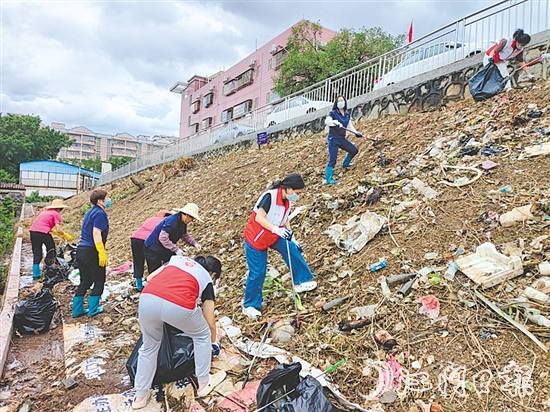工作人員對(duì)養(yǎng)老機(jī)構(gòu)的院內(nèi)及周邊環(huán)境開展全面整治，消除衛(wèi)生死角和蚊蟲孳生地。