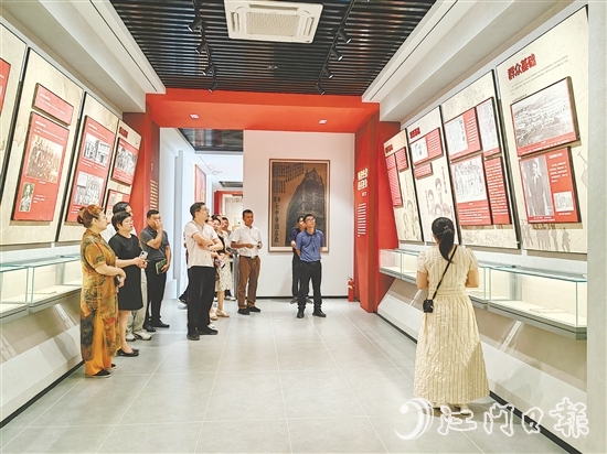 專家學(xué)者、媒體代表認(rèn)真聆聽講解員的講述，更深刻地了解“中國文化名人大營救”歷史。