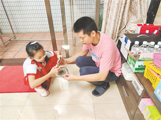 少先隊(duì)員化身“防蚊宣傳員”，帶動(dòng)家人一起防蚊滅蚊。