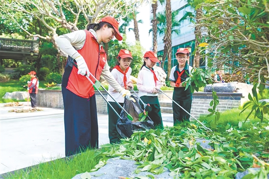 少先隊(duì)員積極參與社區(qū)的愛國(guó)衛(wèi)生運(yùn)動(dòng)。