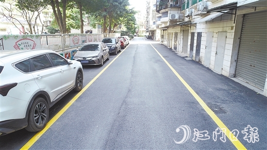 經(jīng)過集中清理的環(huán)市街道麗苑社區(qū)道路變得清爽整潔。