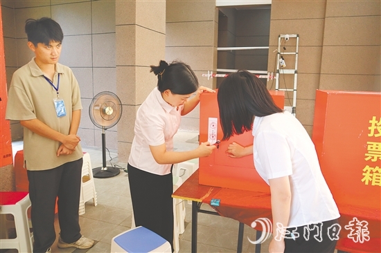 公證員拆封投票箱。 公證員拆封投票箱。