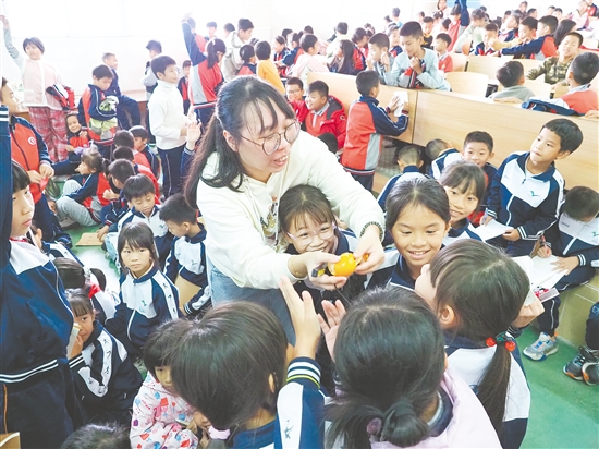 講師以一個(gè)橘子為例，幫助同學(xué)們將“五感”運(yùn)用到寫作中。