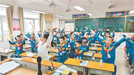 在音樂課上，蔡瑩瑩與學(xué)生一起唱歌跳舞。