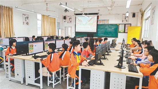 教學電腦升級后，祿洞小學將逐步開設編程、人工智能等課程。