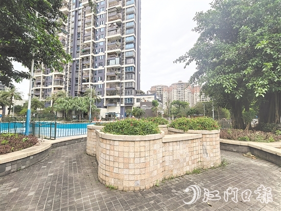 柏麗郡小區(qū)開展綠化景觀改造行動，打造簡約、整潔、舒適的居住環(huán)境。