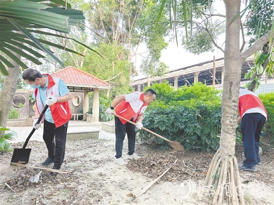 工業(yè)企業(yè)響應(yīng)號召，掀起環(huán)境整治熱潮，發(fā)動員工參與室內(nèi)外環(huán)境清理。