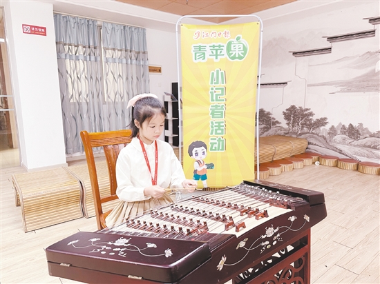 小記者面試中，選手自信地展示才藝。