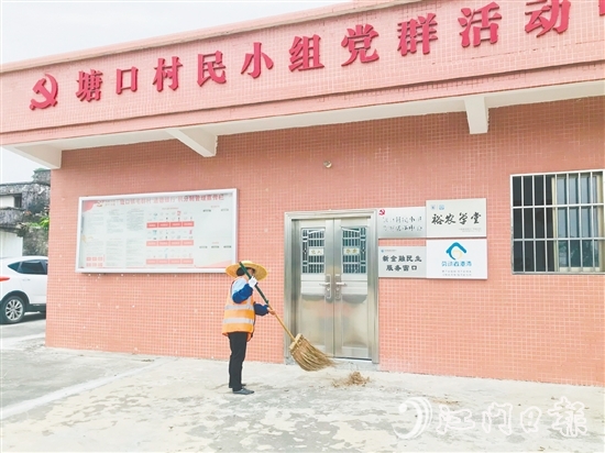 塘口村民小組的保潔員每天都要清掃村莊。