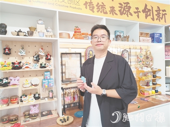 黃灼源希望用自己設(shè)計(jì)的文創(chuàng)產(chǎn)品讓人們感受“鄉(xiāng)土的溫度”。