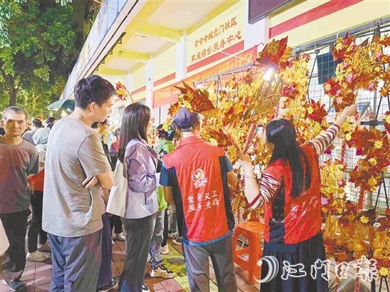 風(fēng)車義賣攤位最具人氣。