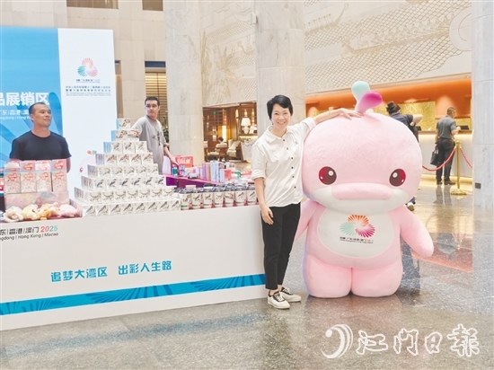 在7月舉行的十五運(yùn)會和殘?zhí)貖W會第一次代表團(tuán)團(tuán)長會議期間，李樣講在自己的產(chǎn)品展位前，推介16款陳皮飲用茶產(chǎn)品。