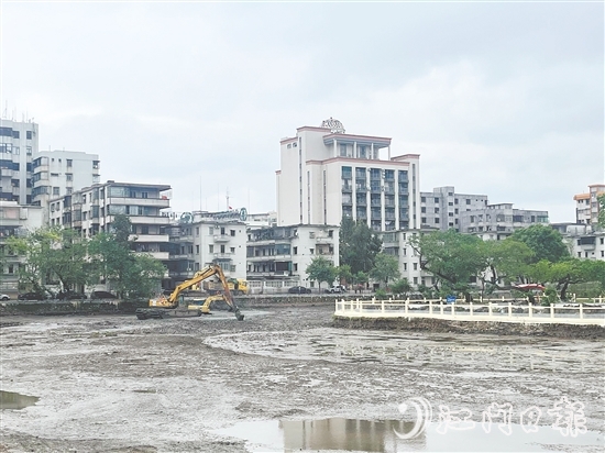 目前，臺(tái)城人工湖的清淤工程正在有序展開。