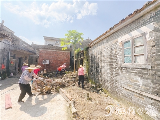 村民參與環(huán)境衛(wèi)生整治。