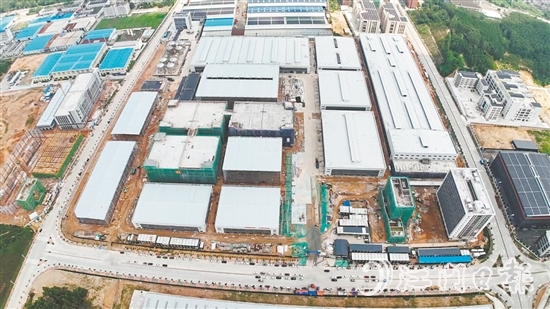 總投資40億元的廣東友誼新材料科技有限公司BOPP薄膜及特種膠帶生產(chǎn)項(xiàng)目在不到一年的時(shí)間里建成部分生產(chǎn)線并試生產(chǎn)。