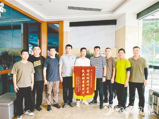 市直民兵應(yīng)急營獲贈(zèng)錦旗。