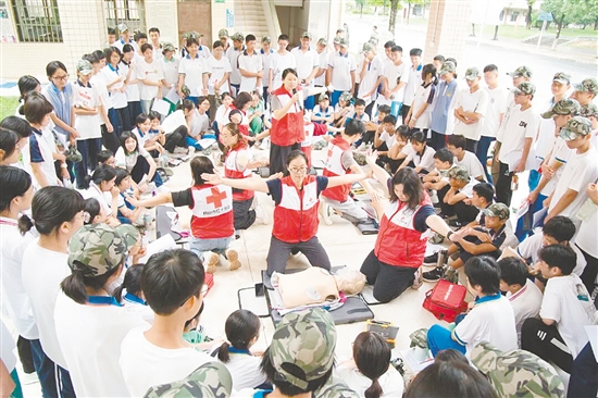 鶴山市連續(xù)6年開展校園應(yīng)急救護(hù)公益培訓(xùn)，累計(jì)為超過2.5萬名高中生普及心肺復(fù)蘇（CPR+AED）知識與技能。